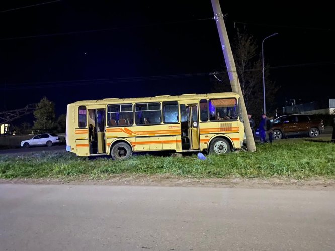 Трое подростков пострадали при столкновении автобуса со столбом в Нижнеудинске